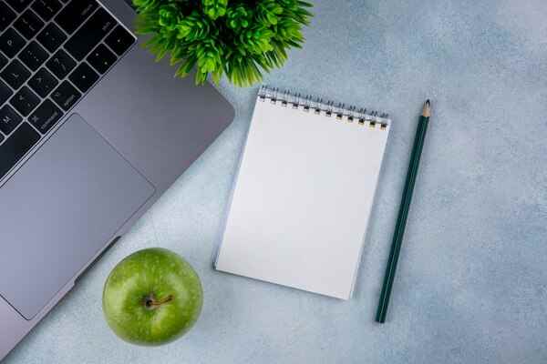 Escritorio ordenado con cuaderno y objetos mínimos, sensación de claridad
